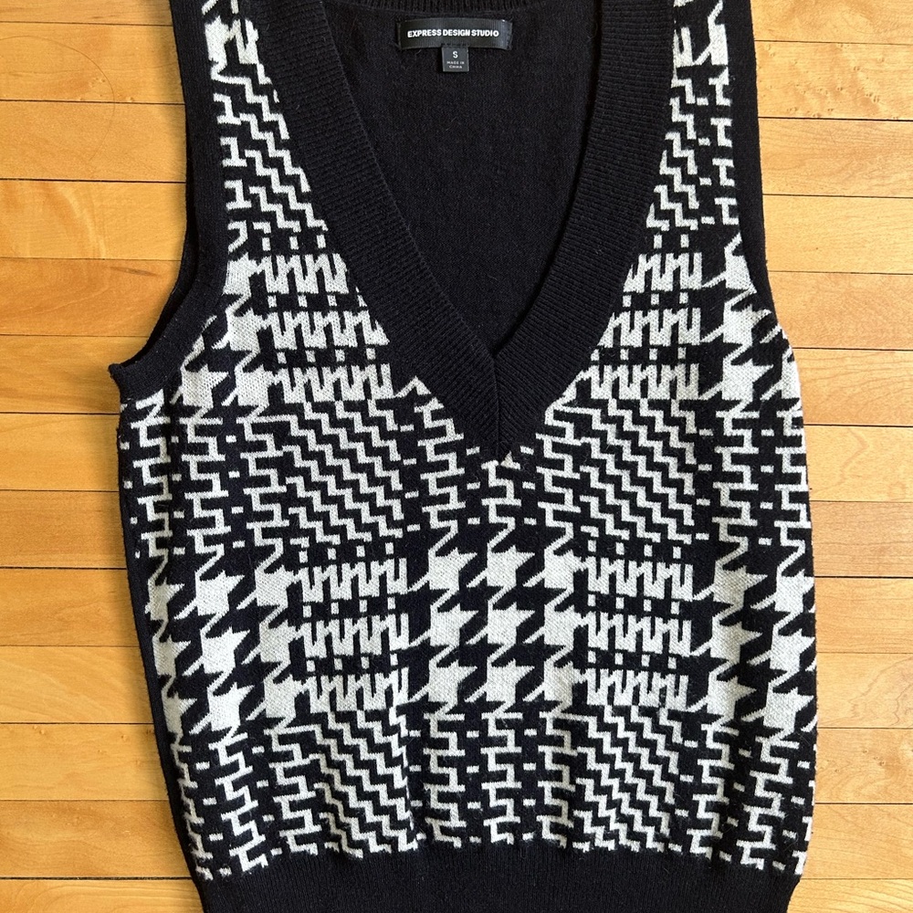 Vintage YTK Express Black & White Geometric Knit V-Neck Sweater Vest